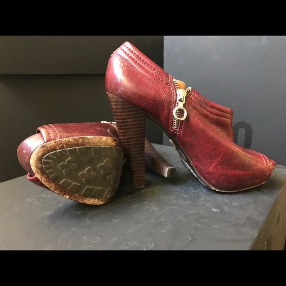 Frye Red Leather “Edie” Peep Toe High Heels with Gold Zipper Size 7 - Picture 6 of 9